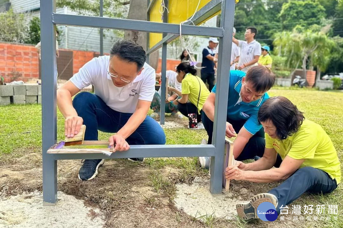 桃園市副市長蘇俊賓於大北坑休閒農業區，與日本藝術家及在地民眾進行大幅農村地景看板作品共創。