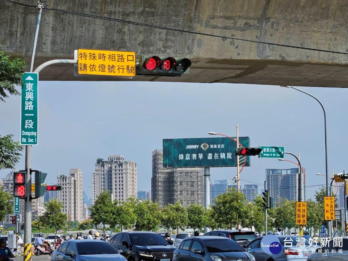 台中市建國南路一段與東興路一段為特殊時相路口，車流量龐大，綠燈卻沒有實施「早開」或「晚開」，民眾難以左轉。（圖/張芬郁議員服務處）