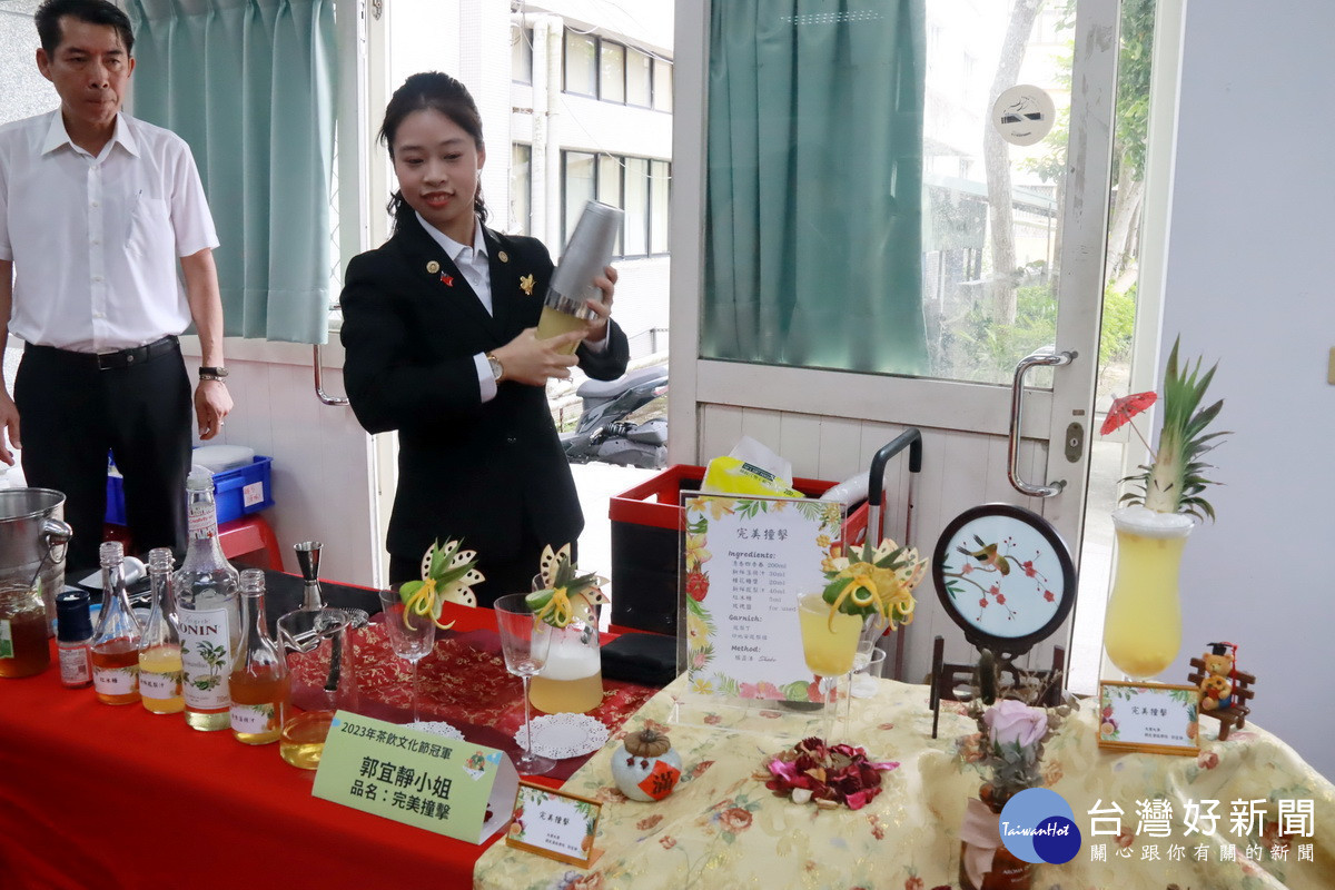 活動邀冠軍郭宜靜展示手搖飲風味。（記者扶小萍攝）