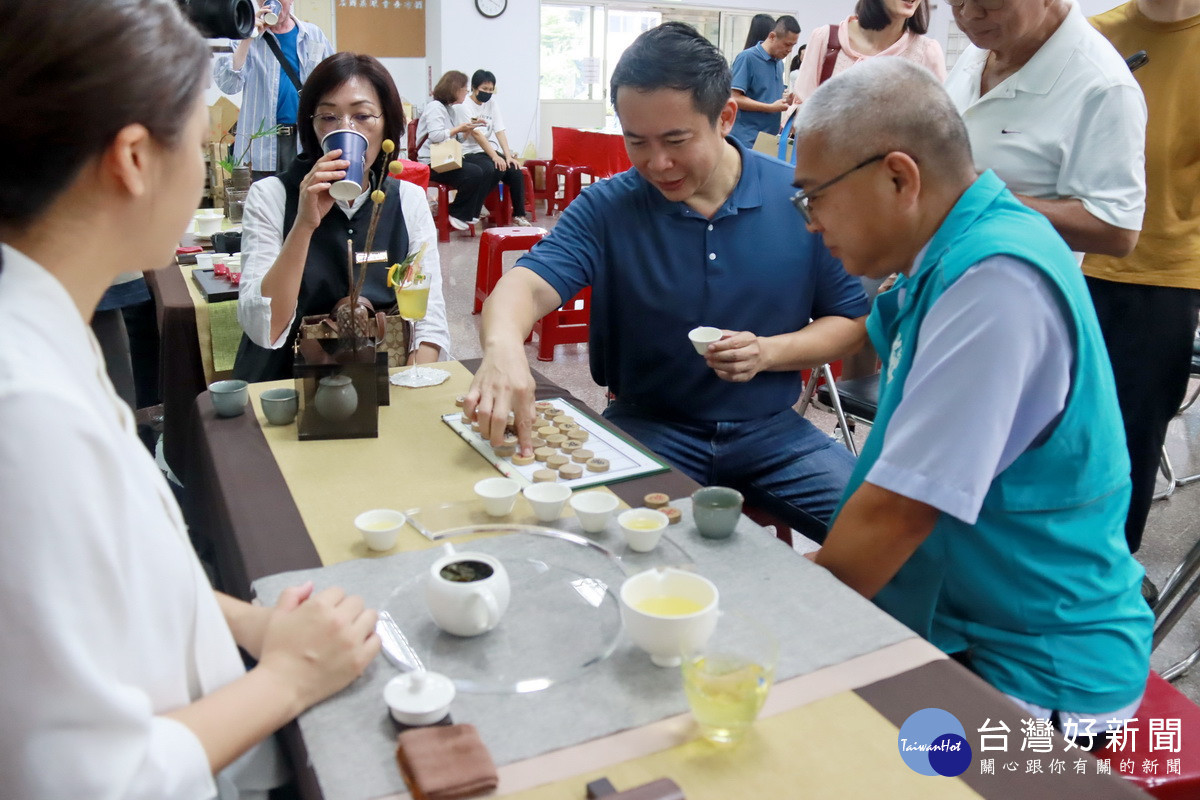 陳鄉長與參山風管理蔡秘書喝茶下棋好不暢快。（記者扶小萍攝）