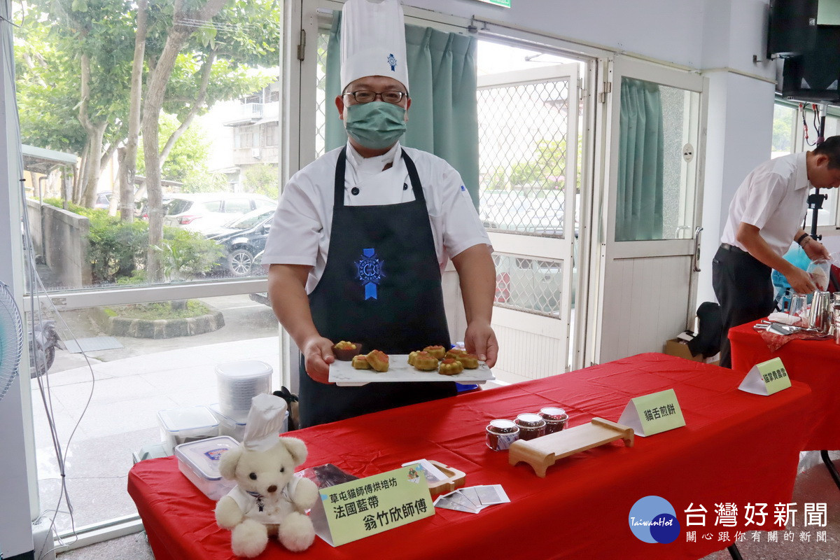 法國藍帶甜點師傅翁竹欣製名間四季春入甜點。（記者扶小萍攝）