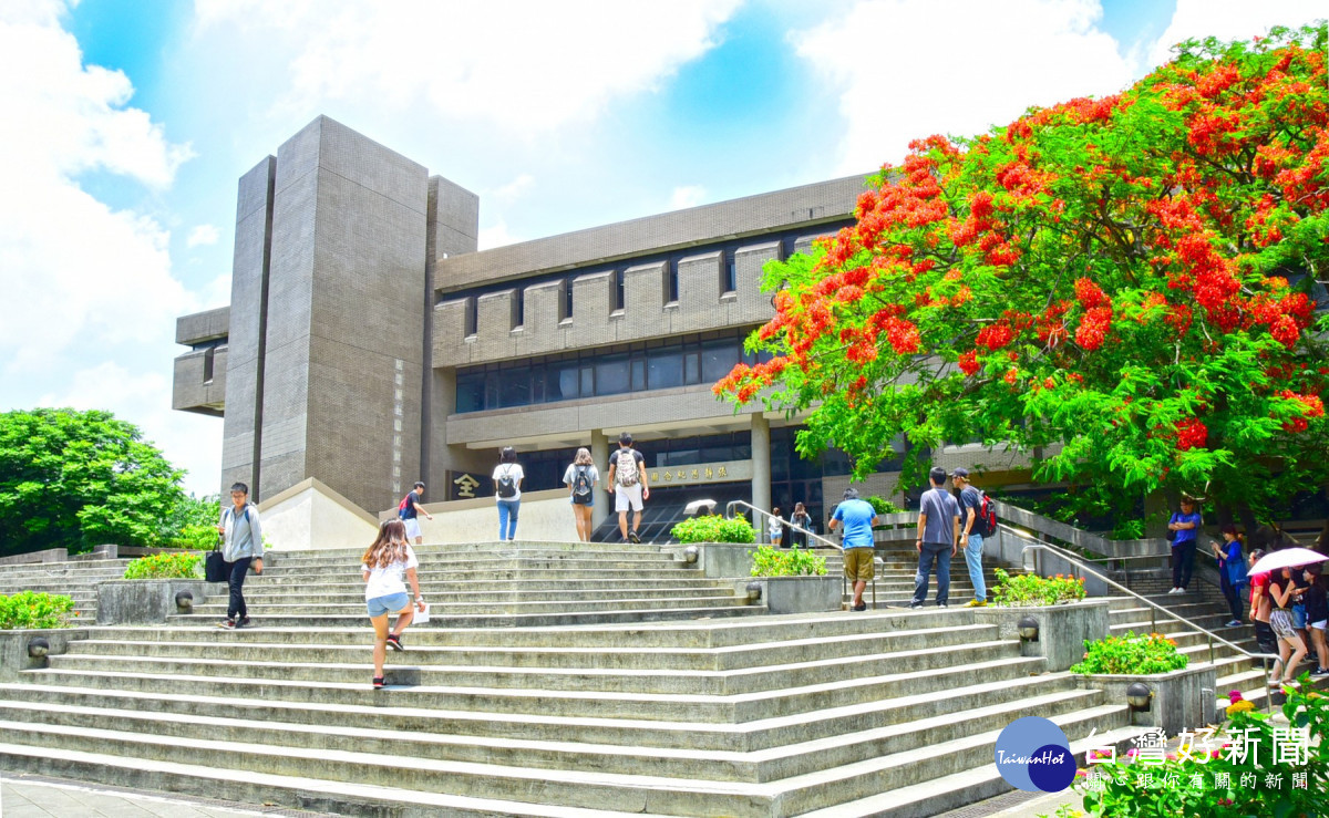 張靜愚紀念圖書館外設有下沉花園及多個出入口的廣場，創造人與人之間交流的新場域。