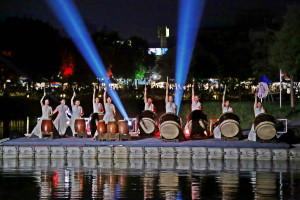 「優人神鼓」在北香湖公園湖面舞台，以《奔騰》為2024光織影舞中秋夜活動揭開序幕／陳致愷翻攝