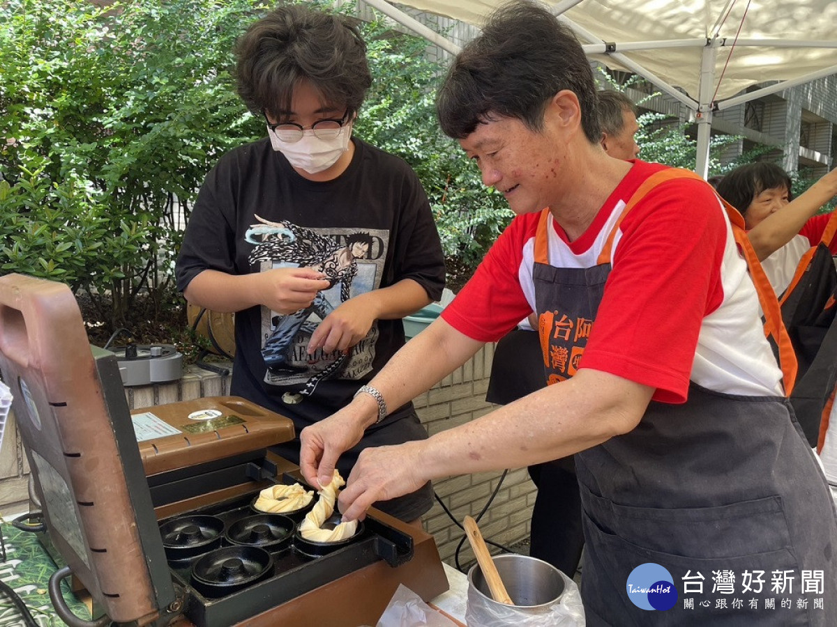 嶺東科大樂齡大學開學日-樂齡學員用心學習烘焙甜甜圈。(圖/嶺東科技大學)