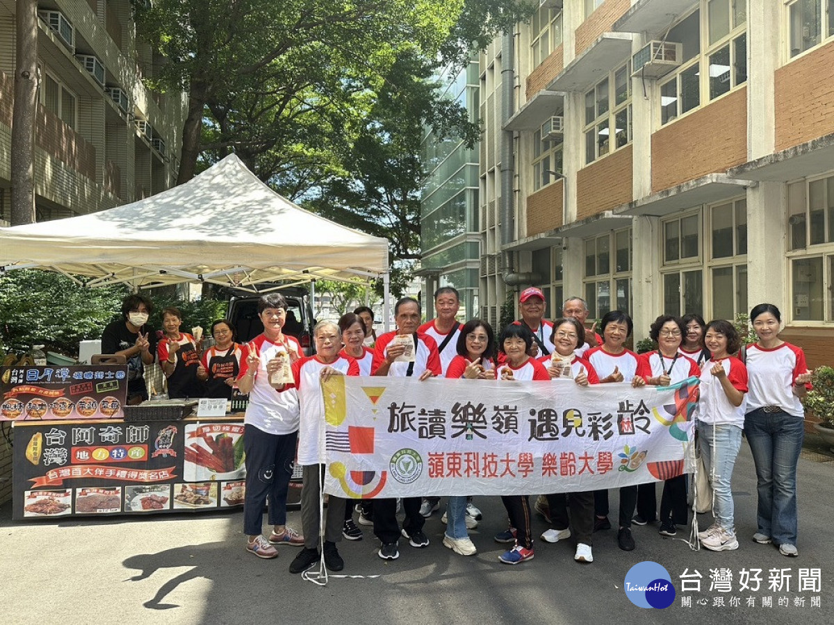 嶺東科大樂齡大學開學日-阿奇師烘焙坊在校園內辦理一日店長活動。(圖/嶺東科技大學)