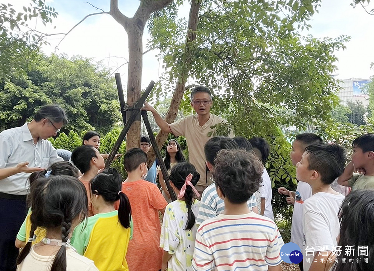 自立國小老師向同學們解說並觀察的體驗課程