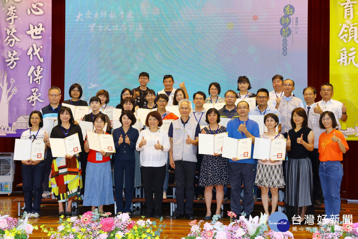 市長頒發獎狀 感謝教師春風化雨的付出／陳致愷翻攝