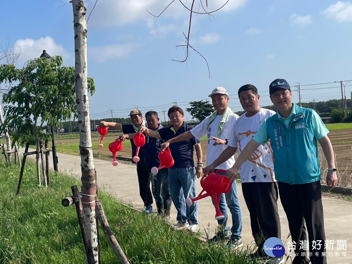 嘉義縣義竹鄉桑椹銀行認養自行車道助力綠美化／陳致愷翻攝