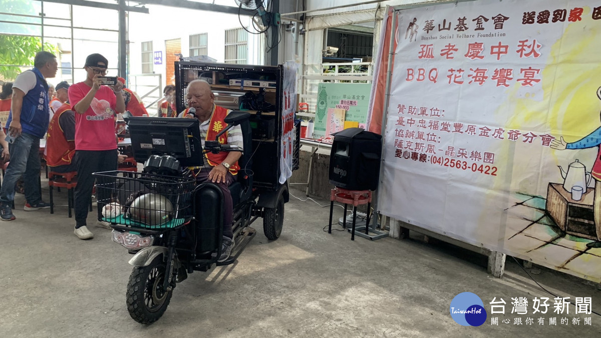 張基碧阿公開著電動三輪KTV車，開唱《快樂的出航》、《快樂馬車》。