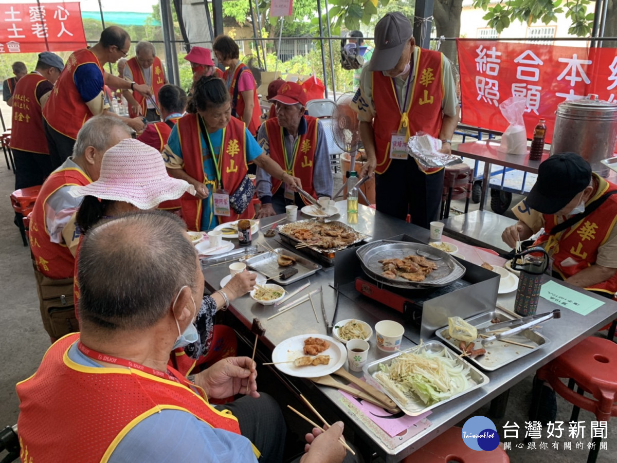 弱勢孤老到中社觀光花市烤肉過中秋。