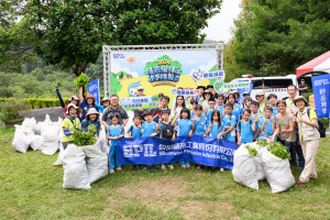 拔除「綠癌」小花蔓澤蘭活動近400位同仁參與，總計移除小花蔓澤蘭480公斤。