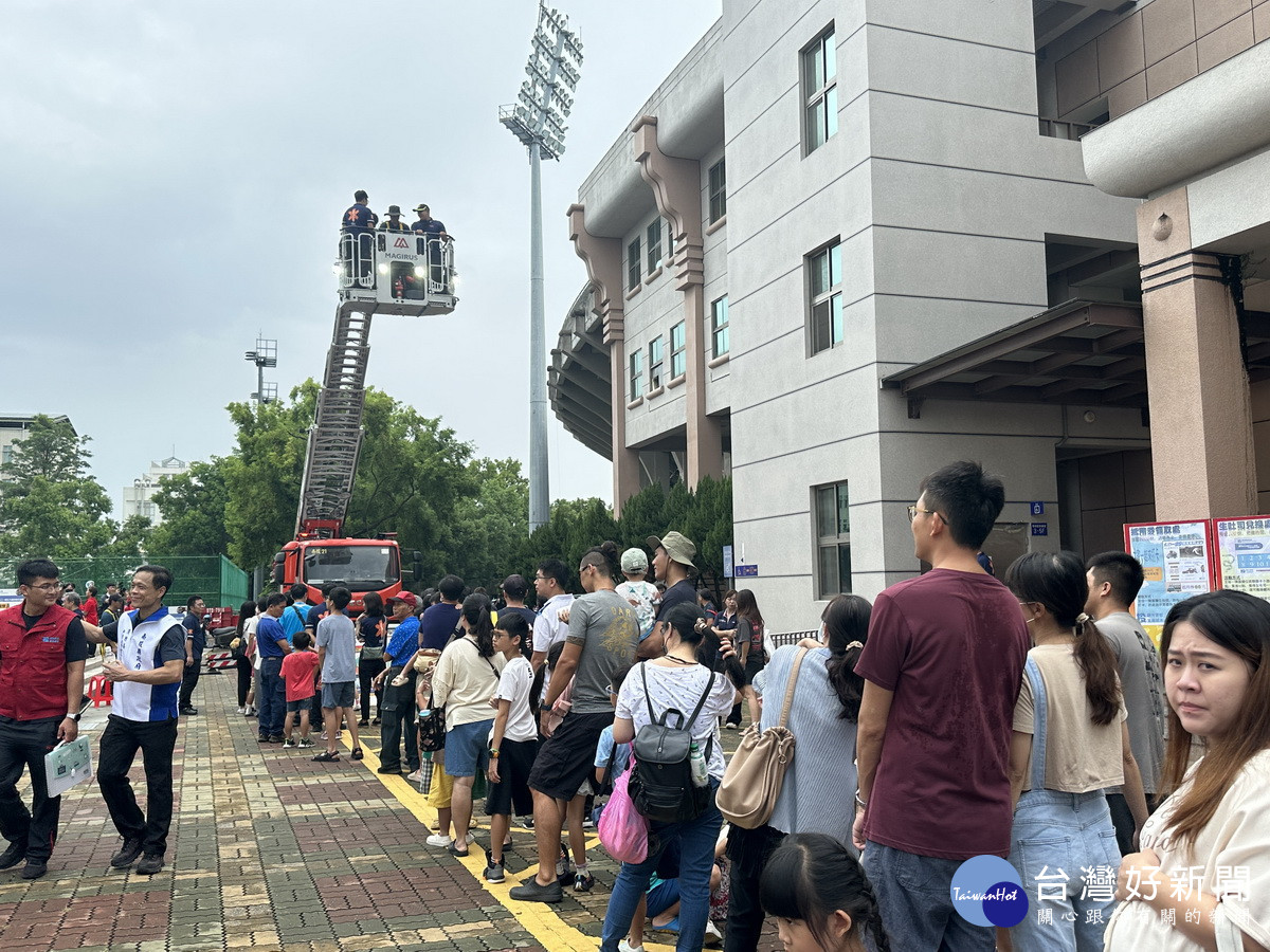 民眾搭雲梯進行高空挑戰。（記者扶小萍攝）