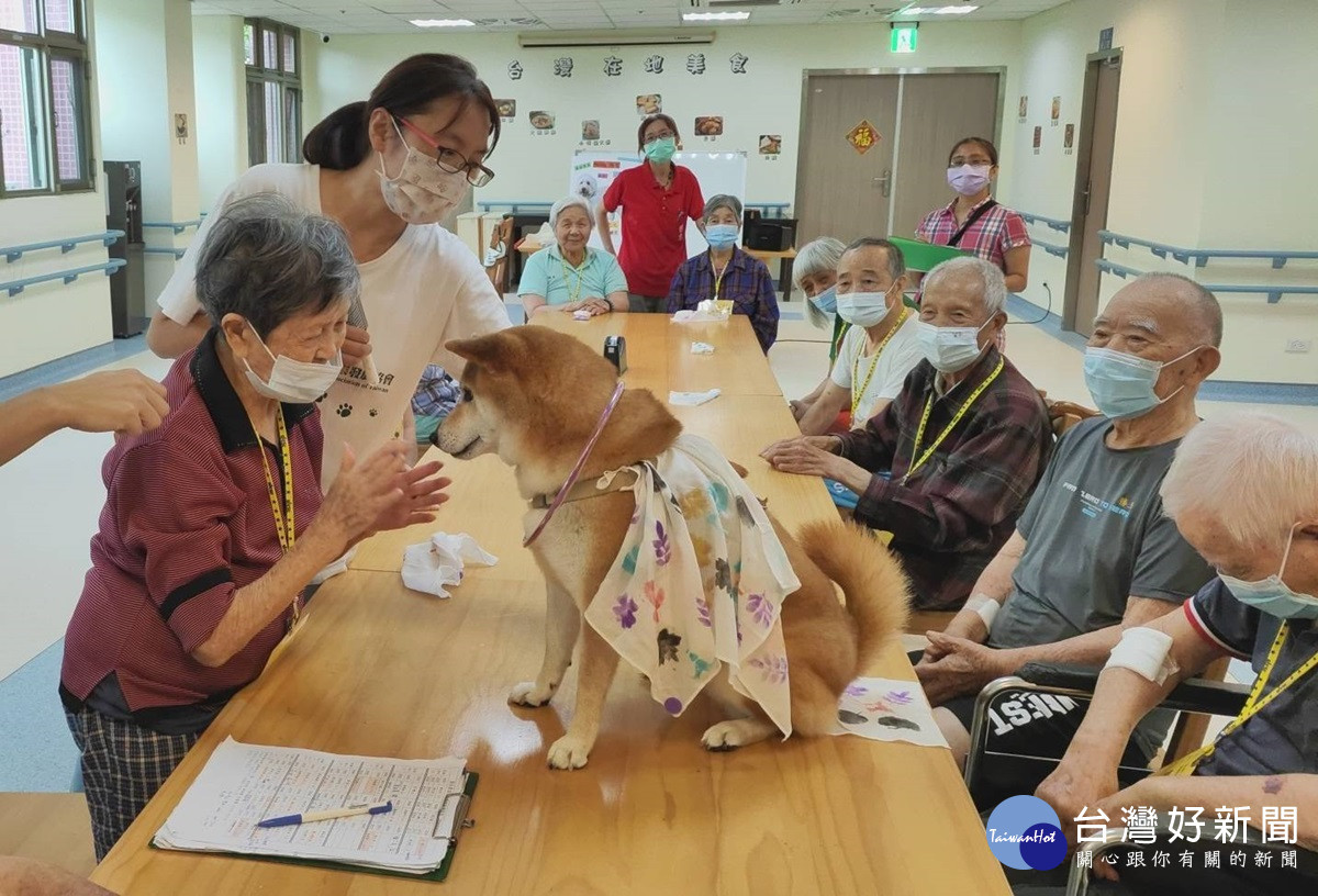 響應國家失智症月　彰化榮家導入動物輔助治療照護失智長輩