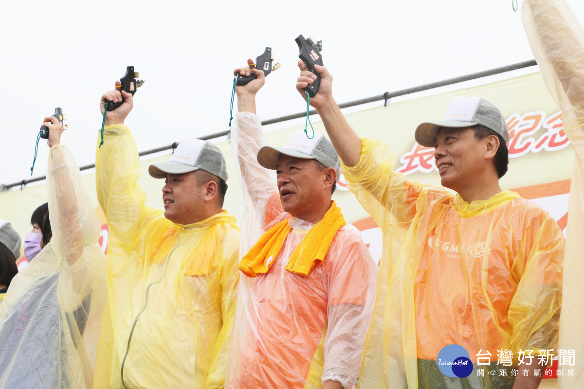 嘉義縣長翁章梁與嘉義長庚醫院院長楊仁宗冒雨為活動鳴槍／陳致愷翻攝