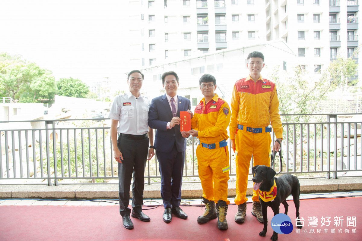 邱代理市長發獎勵金給溫智欽、黃國峰2位領犬員，以及頒發營養品給傑出搜救犬CLAY。