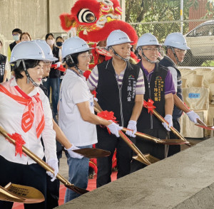 立委楊瓊瓔、市議員羅永珍等一同執金鏟動土。