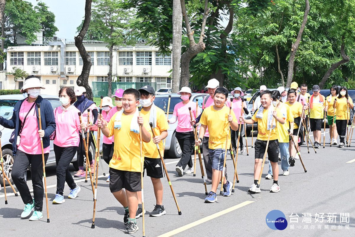 崙背鄉公所邀請豐榮村、草湖村、水尾村當地長輩，以及中和國小師生一起健走／陳致愷攝影