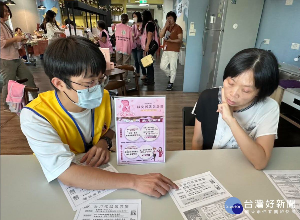 玉井就業服務台就服員陳宗仁（左）跟婦女解說再就業方案