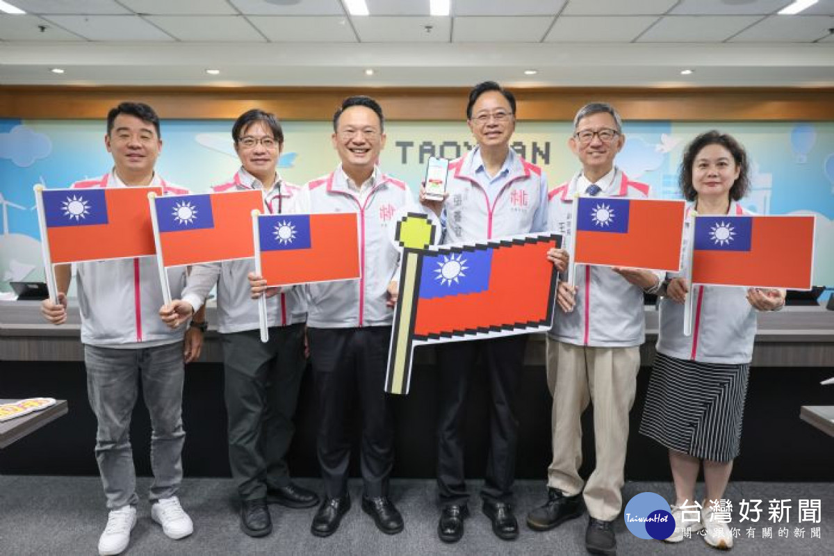 張市長與副市長、秘書長及副秘書長持小國旗宣傳桃園國慶月。