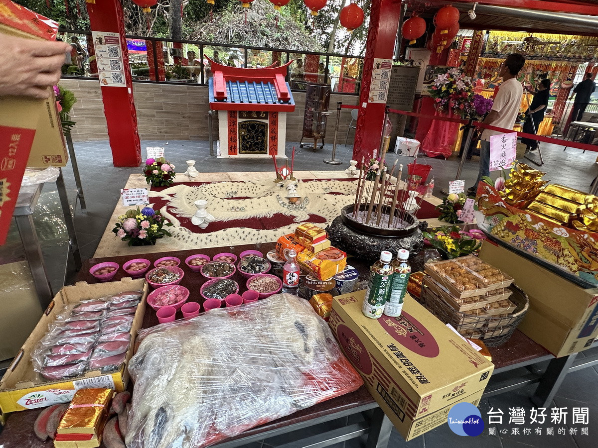 信眾攜帶大批泡麵、鮮花果品牲禮等來祭拜土地公。（記者扶小萍攝）