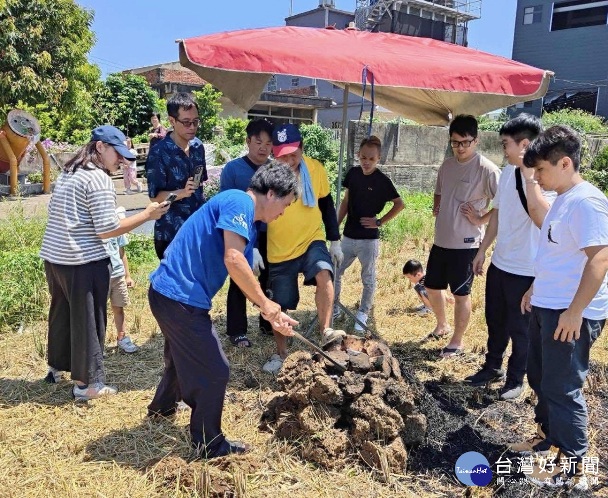 「大三元休閒農業發展協會」帶領遊客體驗鄉間焢窯，一起回味童年野炊樂趣。