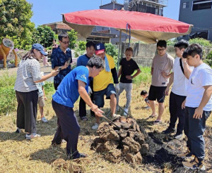 「大三元休閒農業發展協會」帶領遊客體驗鄉間焢窯，一起回味童年野炊樂趣。