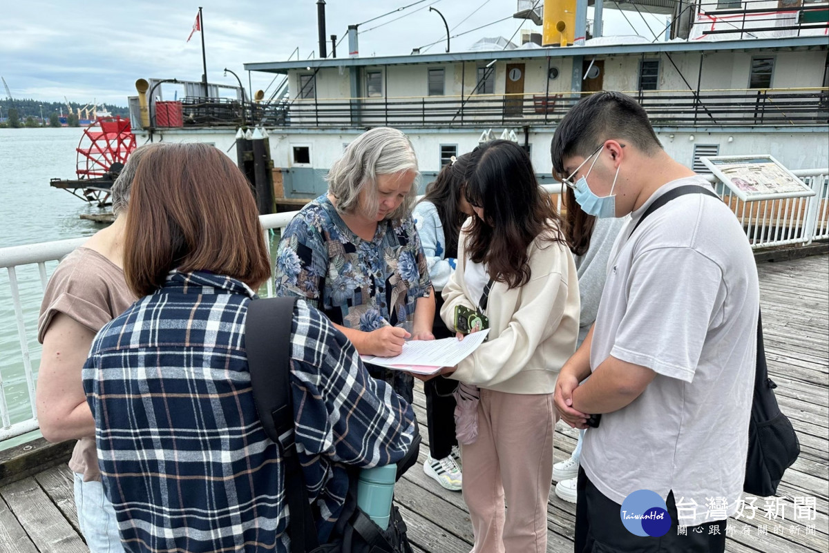 在加拿大溫哥華實習的弘光科大學生到當地進行問卷調查。（弘光科大提供）