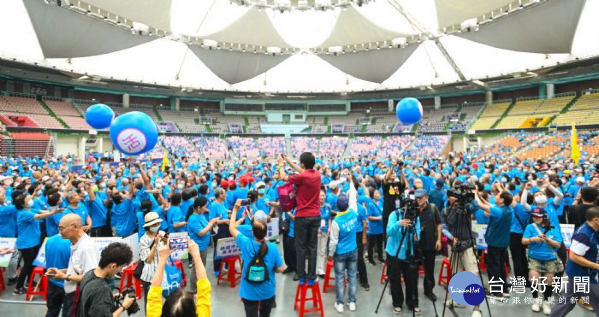 桃市長青趣味運動會民眾互動傳球。