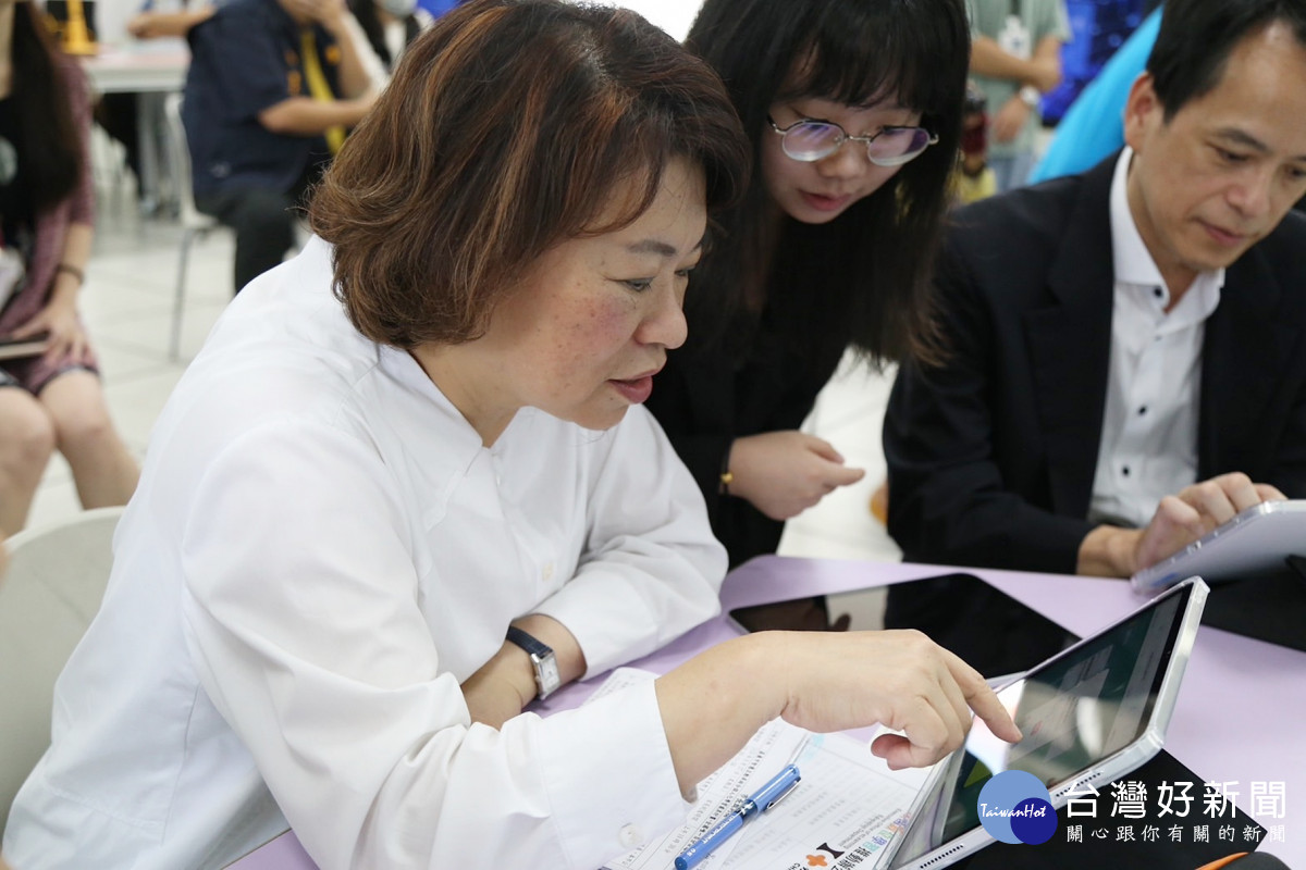 嘉義市府獲教育部113年「智慧互動屏結合個人化學習載具補助計畫」支持，成為全國唯一百分百通過的縣市／嘉義市府提供