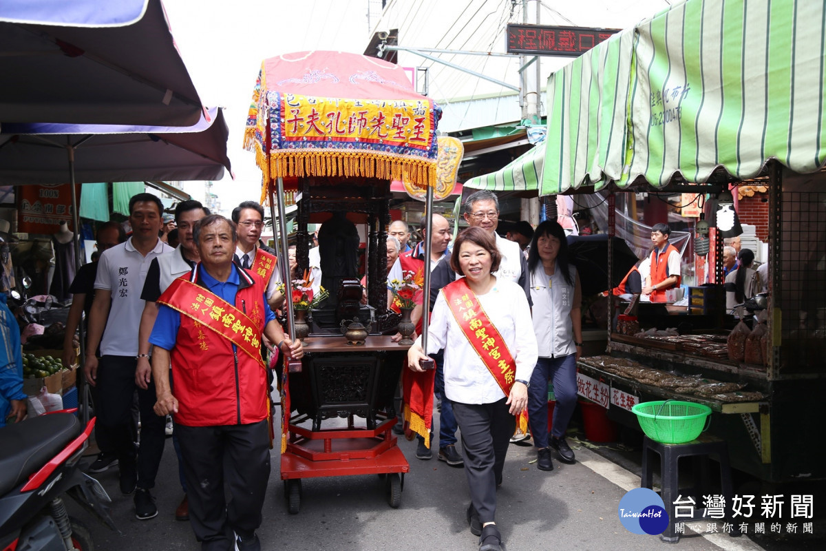 孔子神轎遶行市區／嘉義市府提供