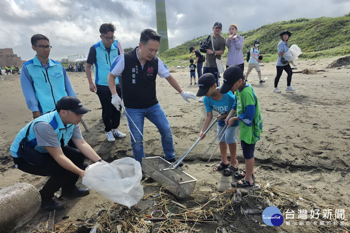 桃園市副市長蘇俊賓和大家一起動手淨灘。<br />
