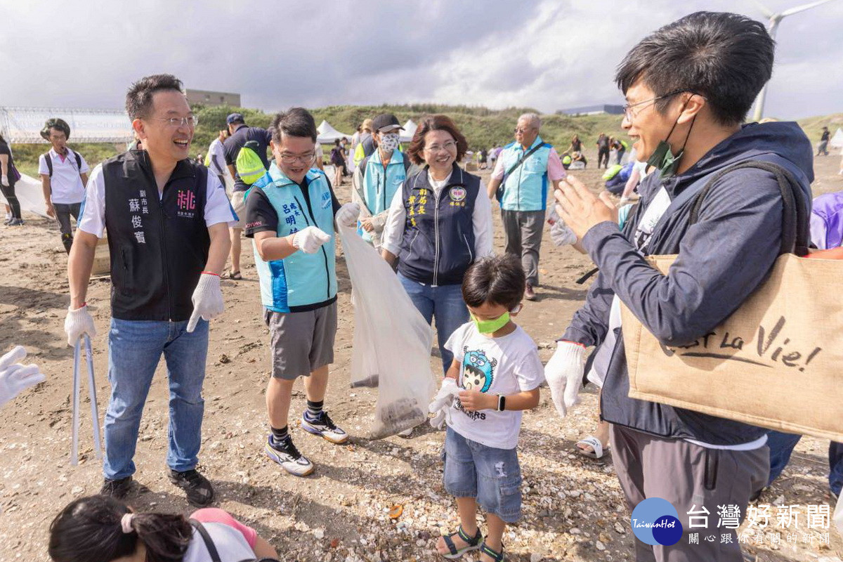 桃園市副市長蘇俊賓和大家一起動手淨灘。<br /><br />
