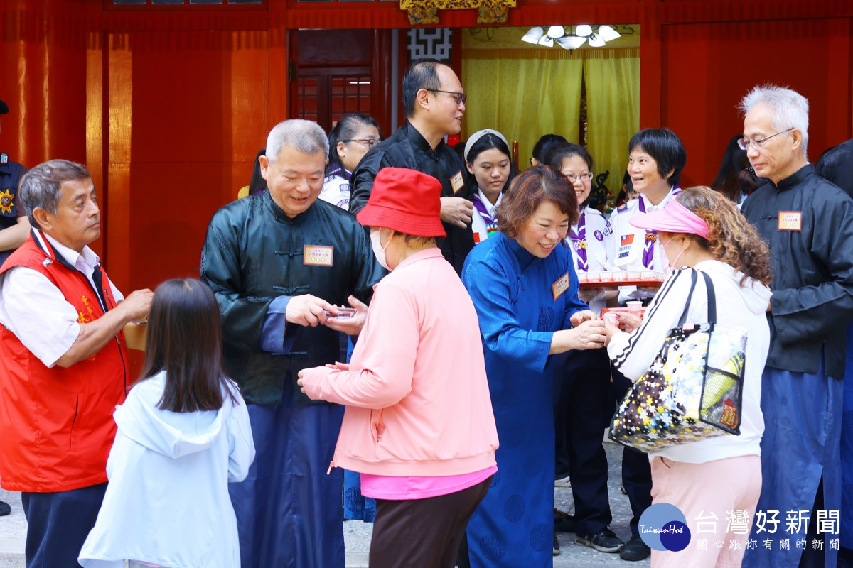 嘉義市長黃敏惠於典禮結束後，準備智慧糕(太牢)及智慧筆，分送現場參與的同學及民眾／嘉義市府提供