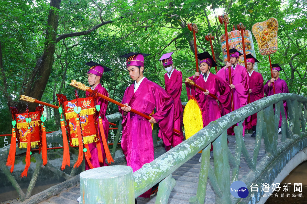 祭孔典禮著古裝、循古禮，莊嚴隆重／嘉義市府提供