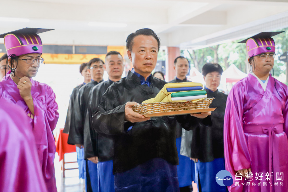 嘉義縣祭孔大典由縣長翁章梁擔任正獻官，各界代表為陪祭官／嘉義縣府提供