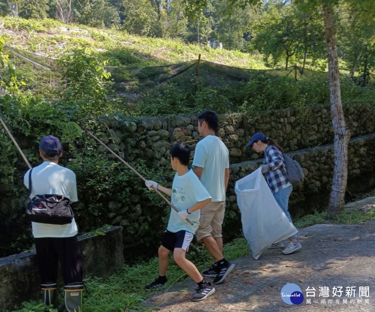 參與活動的民眾在東勢林場內，根據志工的教導清除小花蔓澤蘭。(圖/東勢林場)