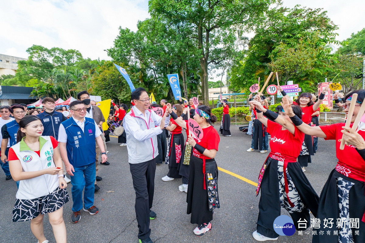 桃園市長張善政出席「龜山在地藝文踩街活動」。<br />
