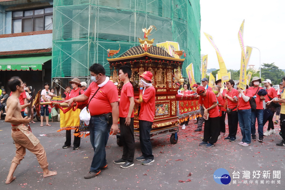 大華嚴寺毘盧觀音神轎同行遶境。（記者扶小萍攝）