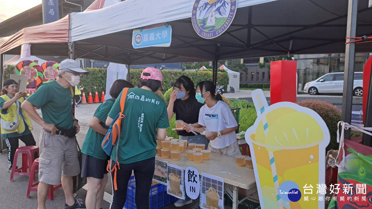 嘉義大學與嘉義在地知名飲料品牌合作，提供柚香果肉系列調飲，供跑者與民眾享用／陳致愷翻攝