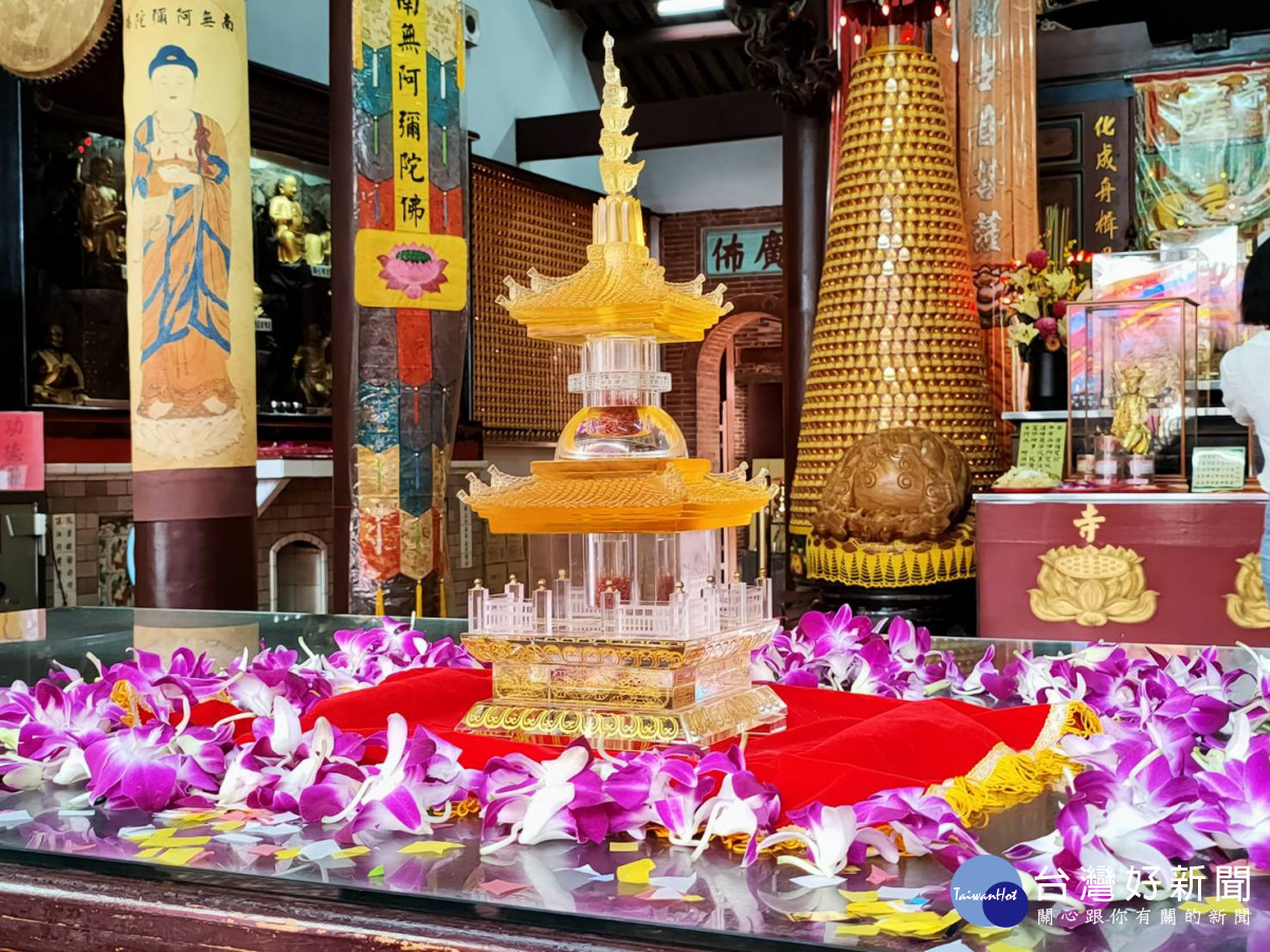 開化寺香火300年，恭迎佛舍利於寺中，活動期間供市民參拜祈福。圖／記者鄧富珍攝