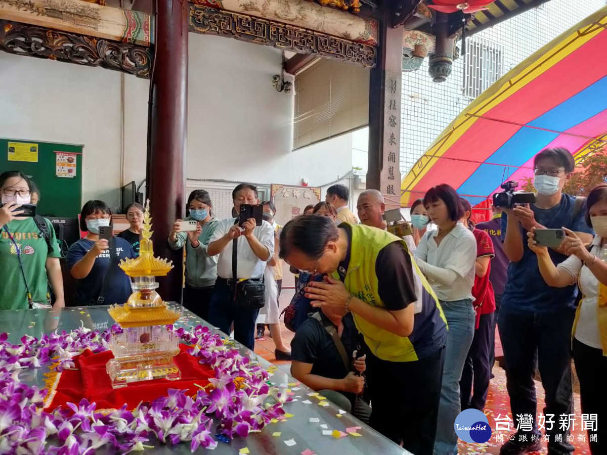 開化寺香火300年，市長林世賢今日恭迎佛舍利於寺中，活動期間供市民參拜祈福。圖／記者鄧富珍攝