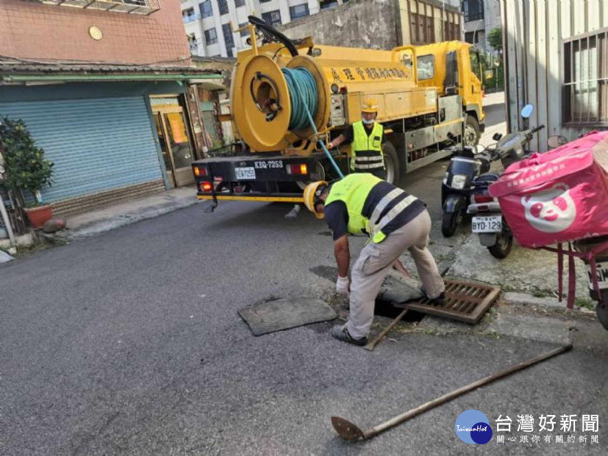 環保局動員整備加強道路側溝清淤。