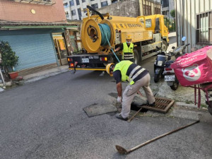 環保局動員整備加強道路側溝清淤。