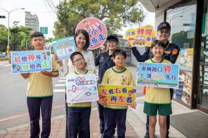 許縣長親自上陣擔任交通安全宣導大使。（南投縣府提供）