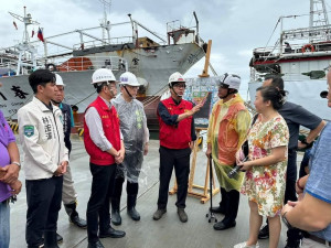 ▲因應山陀兒颱風，陳其邁視察前鎮漁港內大型遠洋漁船防颱纜繩加固情形。