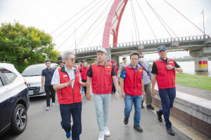 邱臣遠率團隊視察舊港島堤防及滯洪池防颱整備。