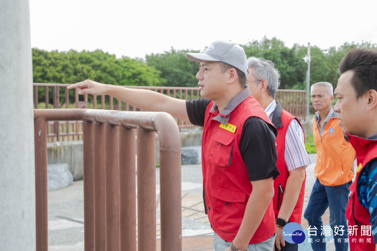 邱臣遠視察舊港島堤防及滯洪池防颱整備，確保防災量能。