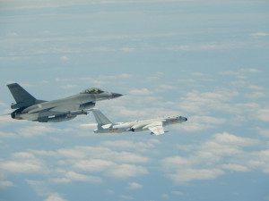 中華民國空軍F-16戰鬥機（左）升空監控中共轟6K轟炸機（右）。（圖／資料照片，圖源：國防部）