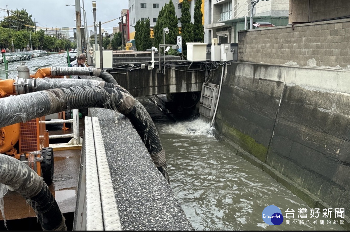 桃市府水務局進行抽水機預佈。