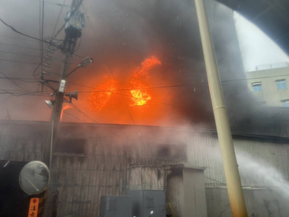 屏東東港安泰醫院3日發生火警，屏東縣消防局緊急動員趕往搶救，衛生局啟動大量傷患機制，目前已知8人死亡。（圖／屏東縣府傳播暨國際事務處）